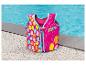 Gilet de natation rose à motifs de cercles colorés au bord d'une piscine.