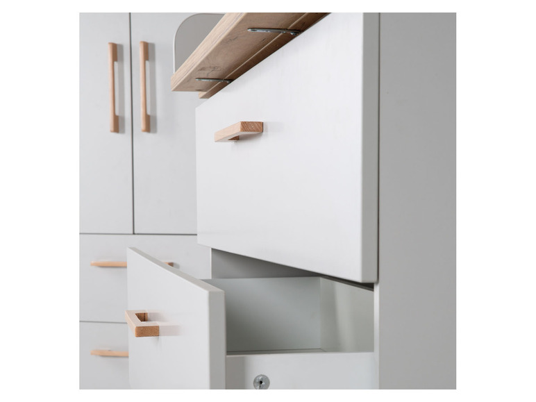 Commode blanche avec des poignées en bois