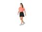 Vrouw loopt in sport shirt en shorts.