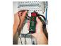 Een hand houdt een Parkside pen-multimeter vast, die gebruikt wordt om een ​​elektrische installatie te testen.