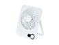 Ventilateur de table blanc avec régulateur de vitesse sur fond blanc.