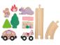 Houten speelgoed met prinses, draak, bomen, kasteel en treinrails.