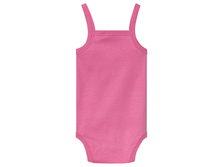 Un body bébé rose avec des bretelles fines.
