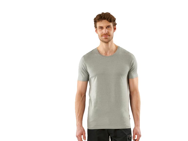 Homme en t-shirt gris à manches courtes et short noir