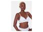 Femme portant un soutien-gorge et une culotte côtelés blancs.