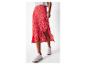Robe rouge à fleurs et baskets blanches.