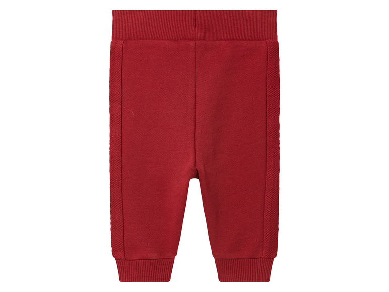 Pantalon rouge avec des côtés côtelés.