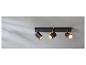 Lampe de plafond à trois lumières au design moderne.