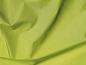 Een close-up van lichtgroen, gekreukt textiel.