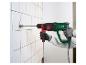Homme utilisant un marteau perforateur Parkside pour enlever des carreaux d'un mur.