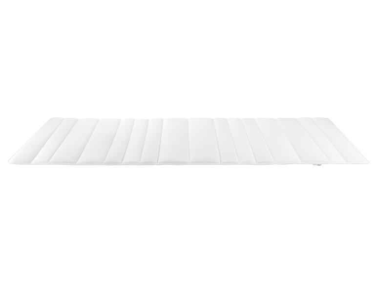 Matelas blanc matelassé, idéal pour le confort et la détente.