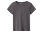 Grijs T-shirt met korte mouwen op een witte achtergrond