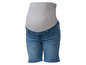 Short en jean de grossesse avec un haut gris.