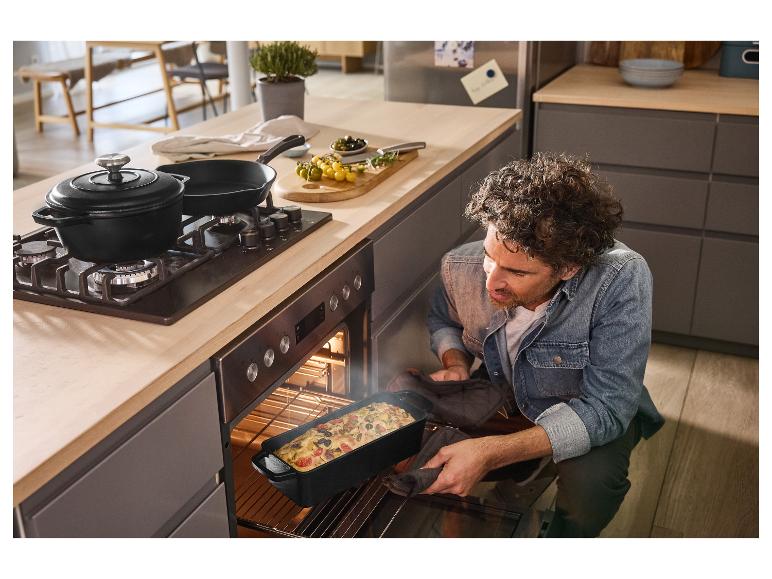 Man haalt versgebakken brood in een gietijzeren bakvorm van SILVERCREST® uit de oven.