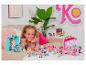 Een meisje speelt met Kindi Kids poppen, accessoires en speelhuisjes.