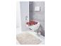 Toilet met rood toiletbril en kleed.