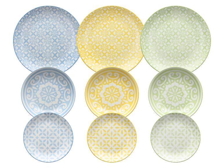 Set decoratieve borden, bloemenmotieven, pastelkleuren.