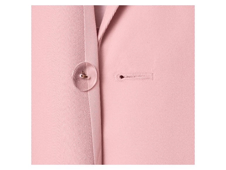 Close-up van een roze blazer met een transparante knoop en een knoopsgat.