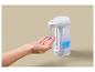 Een hand ontvangt zeep uit een automatische dispenser met blauwe vloeistof.