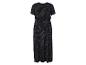 Robe longue noire à pois blancs.