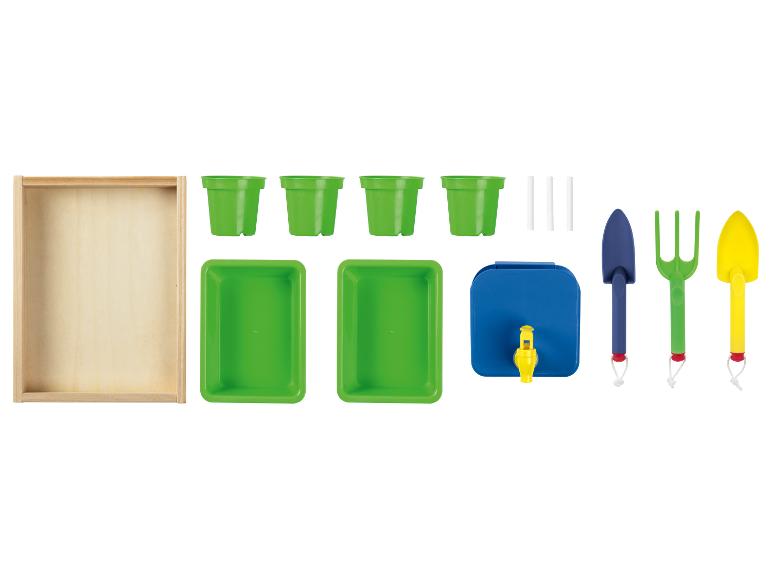 Ensemble de jardinage avec des pots, des outils et un arrosoir.