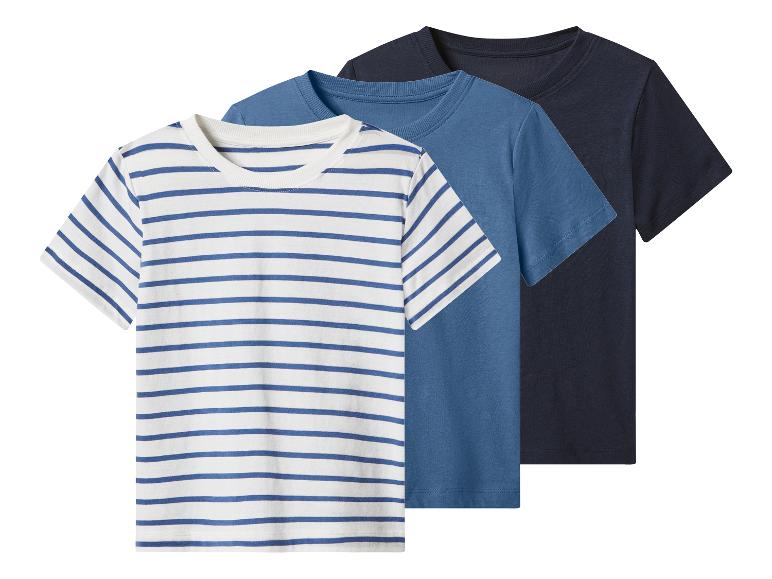 Drie kinder T-shirts met korte mouwen: één blauw-wit gestreept, één blauw en één donkerblauw.