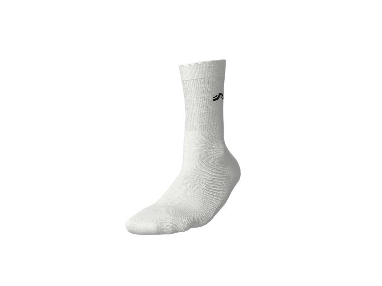 Een enkele witte sportsok met een zwart logo op de enkel.
