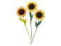 Trois tournesols au crochet avec des pétales jaunes et des centres bruns sur des tiges blanches