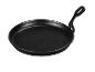 Poêle en fonte noire avec manche, idéale pour les crêpes ou les tortillas.