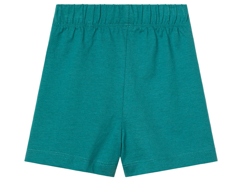 Un short vert.