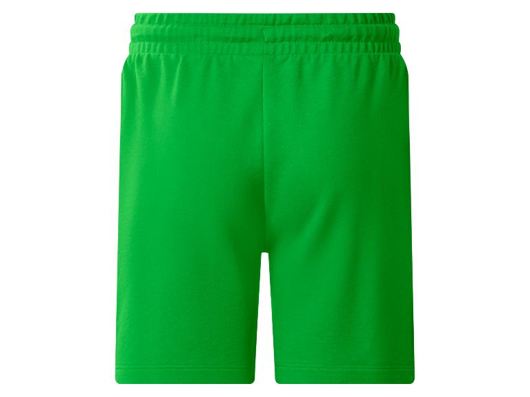 Short vert avec taille élastique.