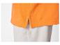 Oranje polo shirt met grijze broek.