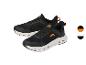 Une paire de chaussures de sport noires avec des détails orange et une semelle blanche.