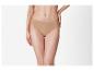 Vrouw in huidkleurige slip met lage taille