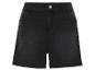 Short en jean noir avec ourlet effiloché.