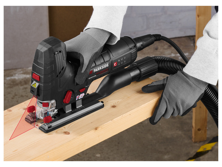 Une personne utilise une scie Parkside pour couper du bois.