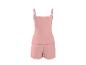 Pyjama rose deux pièces pour femme avec débardeur à fines bretelles et short à volants.