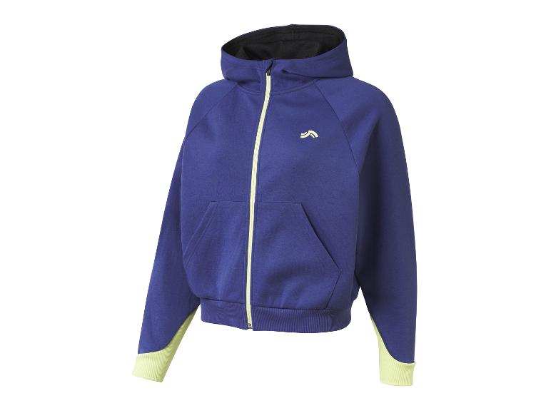 Un sweat-shirt à capuche bleu avec des accents jaunes.