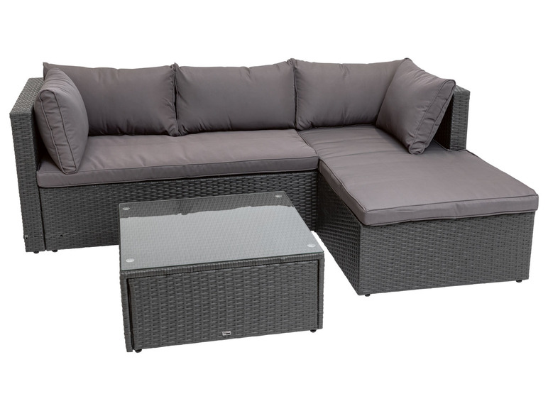 Un salon de jardin en rotin gris avec une table basse en verre.