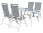 Ensemble de salle à manger d'extérieur avec table en verre et quatre chaises pliantes en tissu gris.