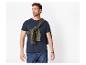 Man in een marineblauw T-shirt en jeans, met een groene trui over zijn schouders.
