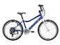Blauwe kinderfiets met witte accenten en zwarte banden, van de zijkant gezien.