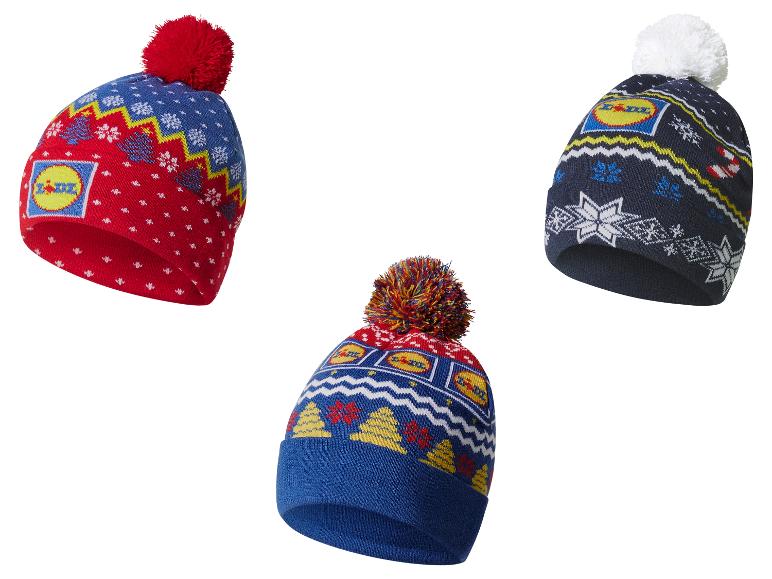 Drie gebreide Lidl-mutsen met pompons en kerstpatronen.