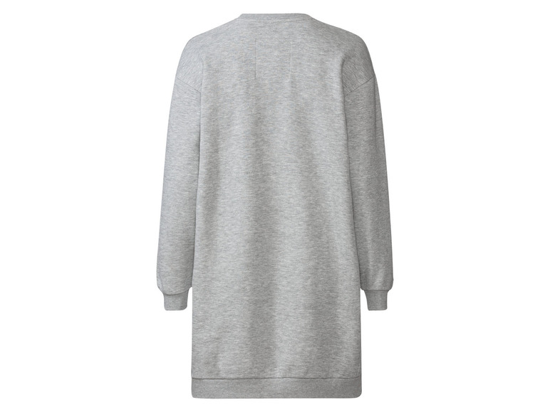 Een grijze, lange sweaterjurk.