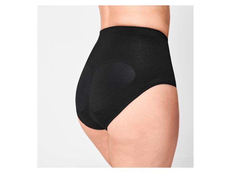Vrouw draagt zwarte corrigerende slip met hoge taille en vulling op de billen, zijaanzicht.