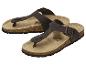 Een paar bruine teenslippers met een verstelbare band.