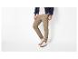 Khaki cargobroek en marineblauwe jas met witte strepen.