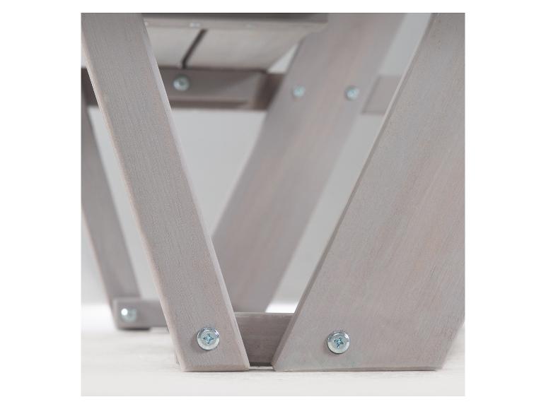 Pieds de table en bois clair avec vis visibles.