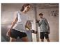 Vrouw en man trainen met dumbbells, Puma sportkleding aan.