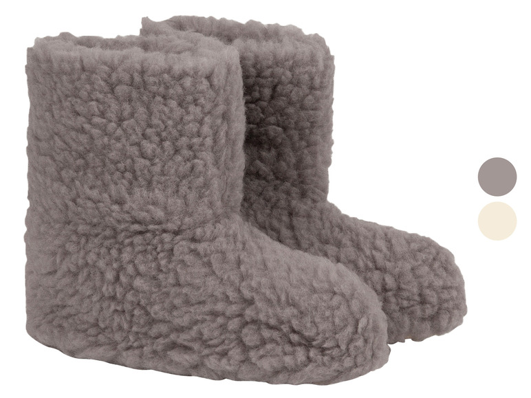 Twee paar grijze wollen pantoffels met een zachte, pluche textuur.